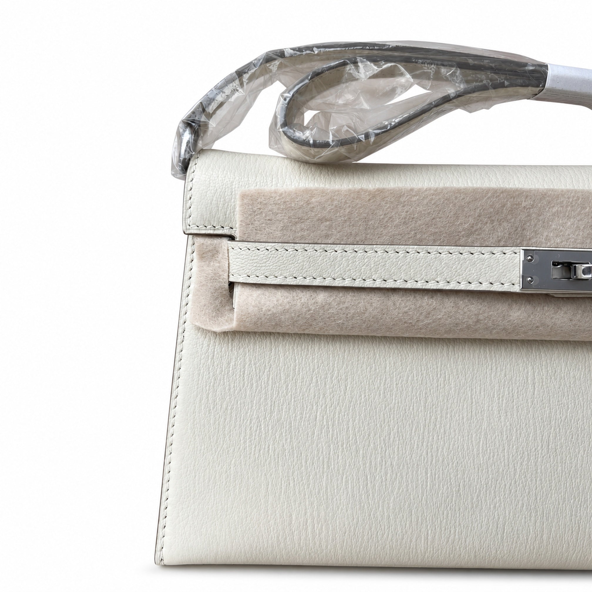 Hermès’ new armpit bag is here. A new member has been added to the Kelly family. Just looking at the online picture, I’m so excited. The first look at the real thing feels like an enlarged version of