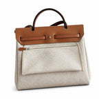 Hermers' popular herbag 31cm is designed to be inspired by saddle bags. The body of the bag is made of canvas, and the inseam, shoulder straps and handle are made of leather. The appearance is very si