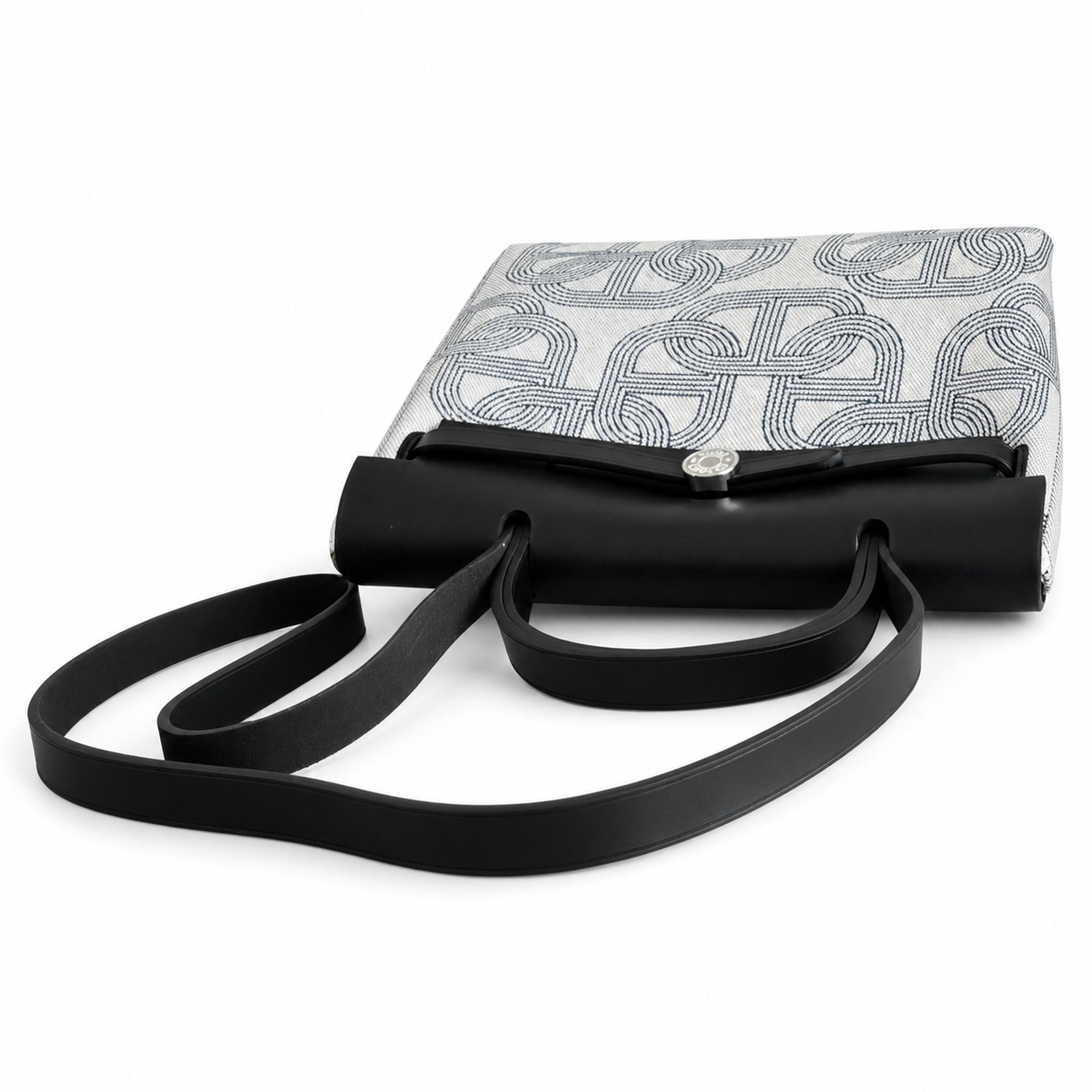 Hermers' popular herbag 31cm is designed to be inspired by saddle bags. The body of the bag is made of canvas, and the inseam, shoulder straps and handle are made of leather. The appearance is very si
