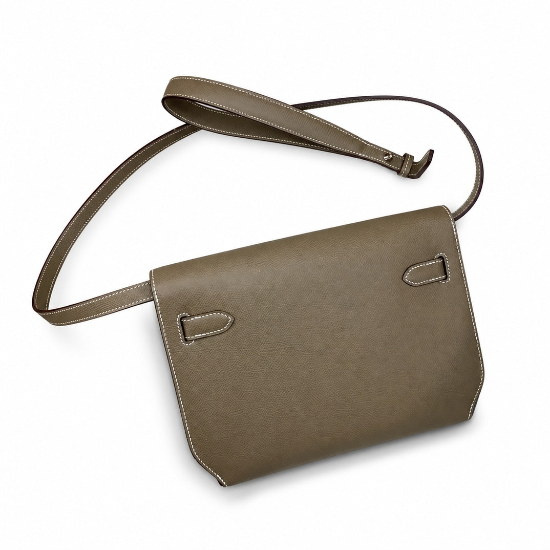 Kelly Depeches 25cm Epsom leather, 18 elephant gray, silver buckle, the most in-class men's handbag Depeches25. This leather is really unique. When paired with a shoulder strap, it instantly transform
