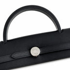 Hermers' popular herbag 31cm is designed to be inspired by saddle bags. The body of the bag is made of canvas, and the outer seams, shoulder straps and handbags are made of leather. The appearance is
