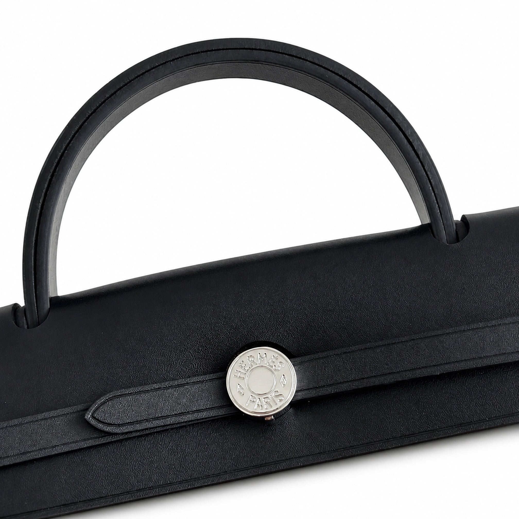 Hermers' popular herbag 31cm is designed to be inspired by saddle bags. The body of the bag is made of canvas, and the outer seams, shoulder straps and handbags are made of leather. The appearance is