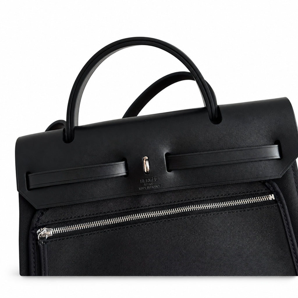 Hermers' popular herbag 31cm is designed to be inspired by saddle bags. The body of the bag is made of canvas, and the inseam, shoulder straps and handle are made of leather. The appearance is very si
