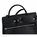 Hermers' popular herbag 31cm is designed to be inspired by saddle bags. The body of the bag is made of canvas, and the inseam, shoulder straps and handle are made of leather. The appearance is very si