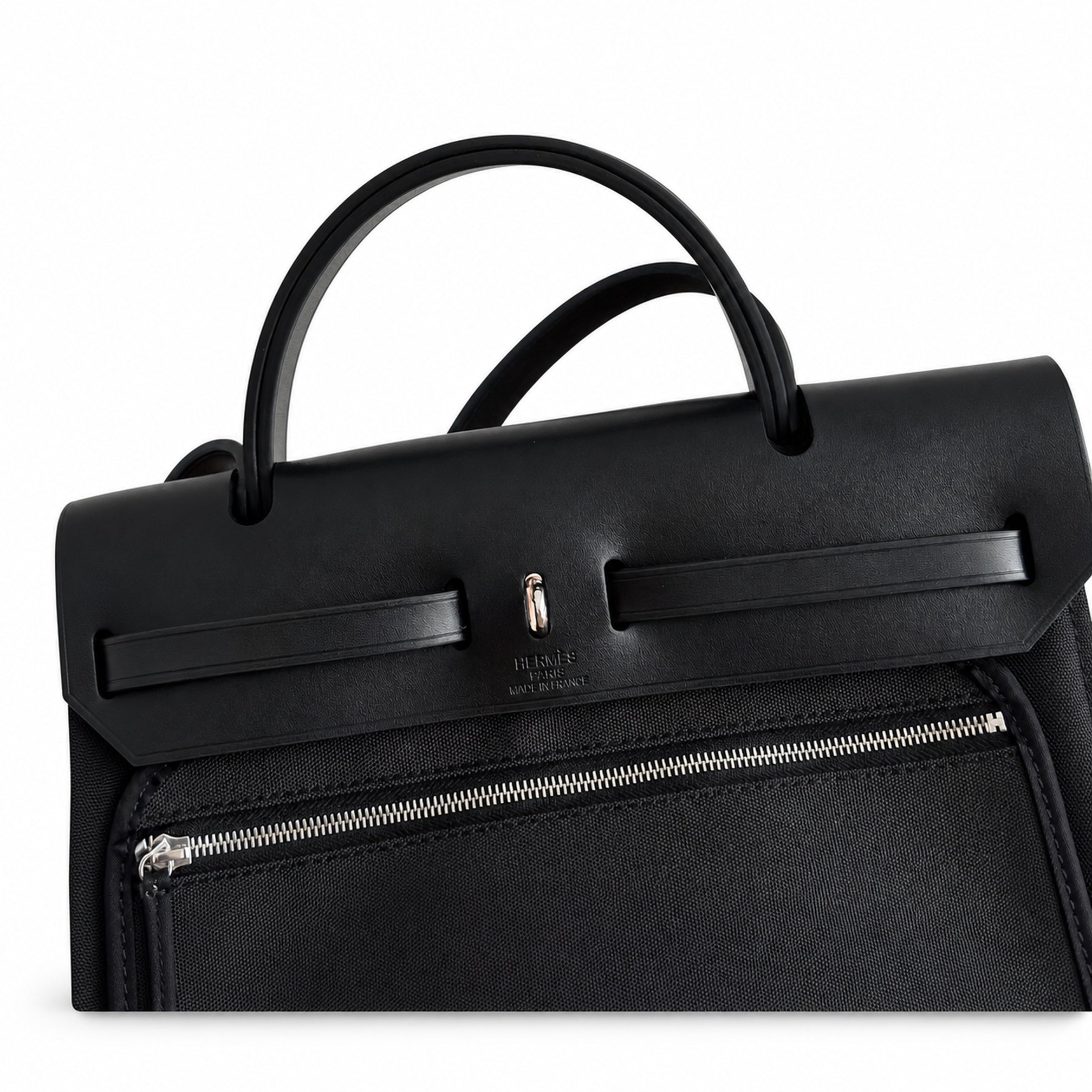 Hermers' popular herbag 31cm is designed to be inspired by saddle bags. The body of the bag is made of canvas, and the inseam, shoulder straps and handle are made of leather. The appearance is very si