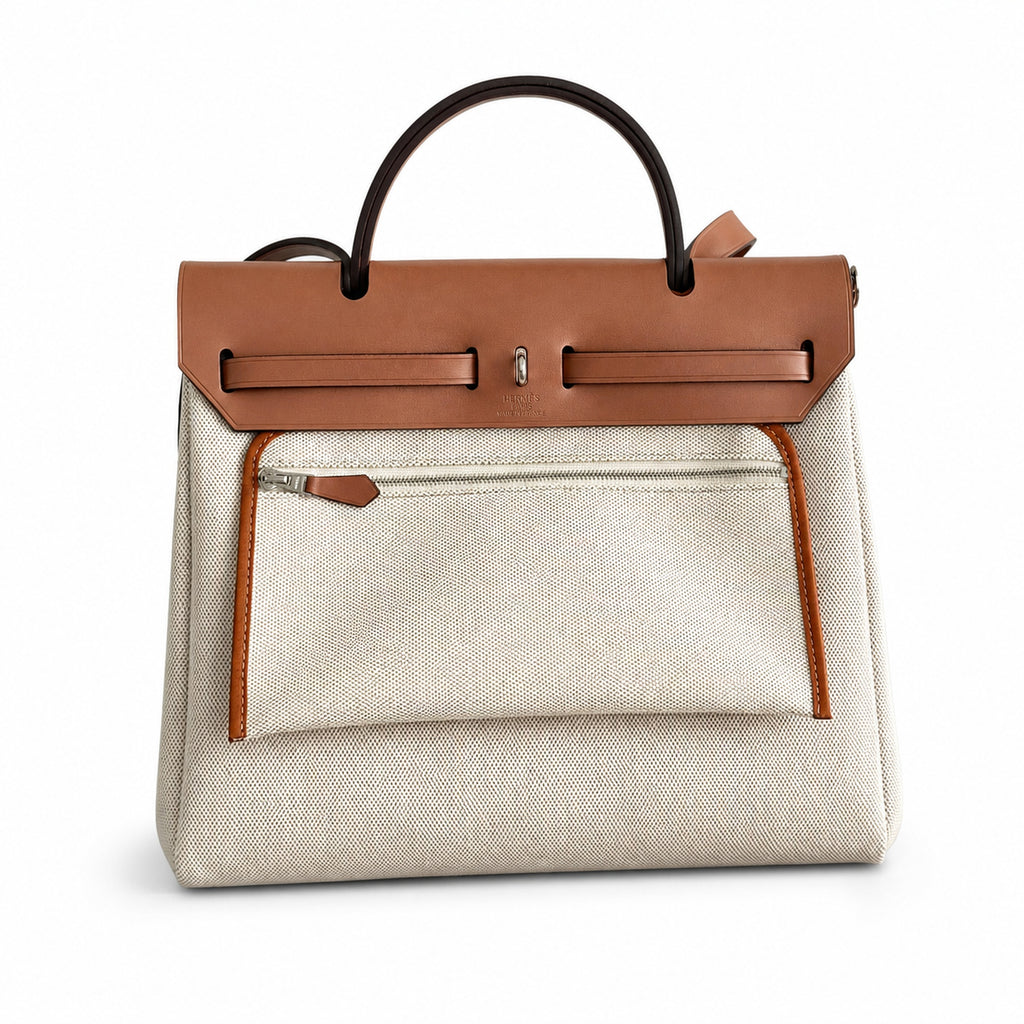 Hermers' popular herbag 31cm is designed to be inspired by saddle bags. The body of the bag is made of canvas, and the inseam, shoulder straps and handle are made of leather. The appearance is very si