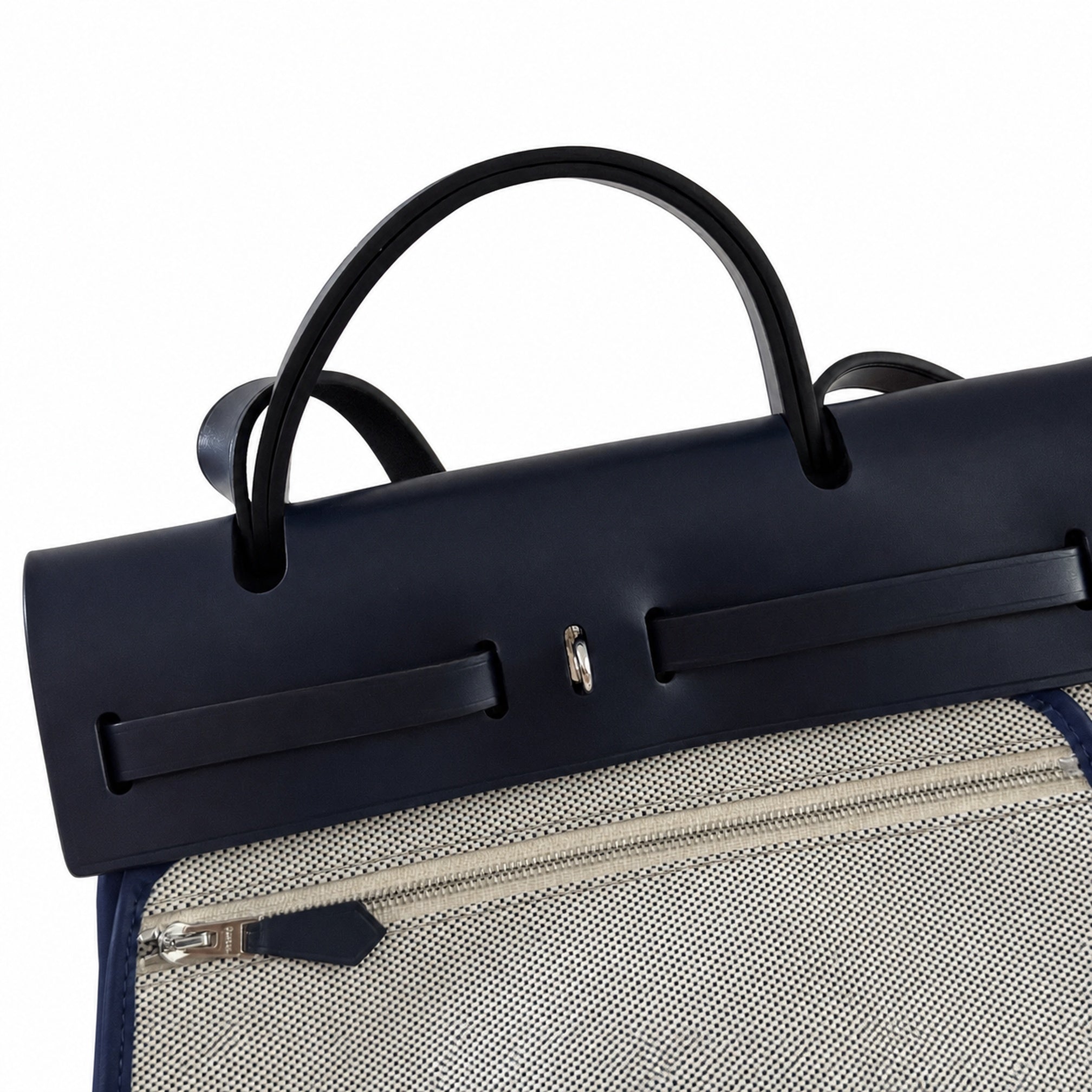 Hermers' popular herbag 31cm is designed to be inspired by saddle bags. The body of the bag is made of canvas, and the inseam, shoulder straps and handle are made of leather. The appearance is very si