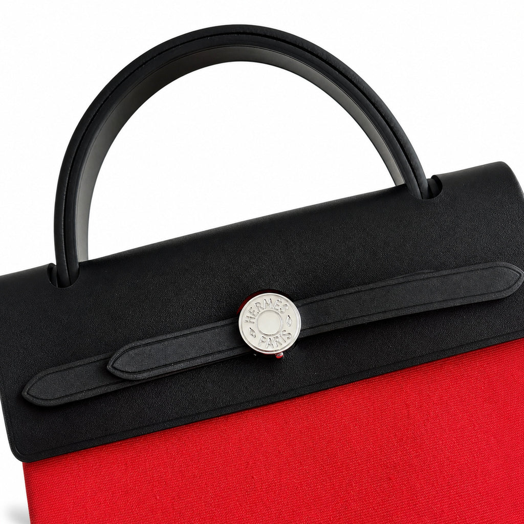 Hermers' popular herbag 31cm is designed to be inspired by saddle bags. The body of the bag is made of canvas, and the outer seams, shoulder straps and handbags are made of leather. The appearance is