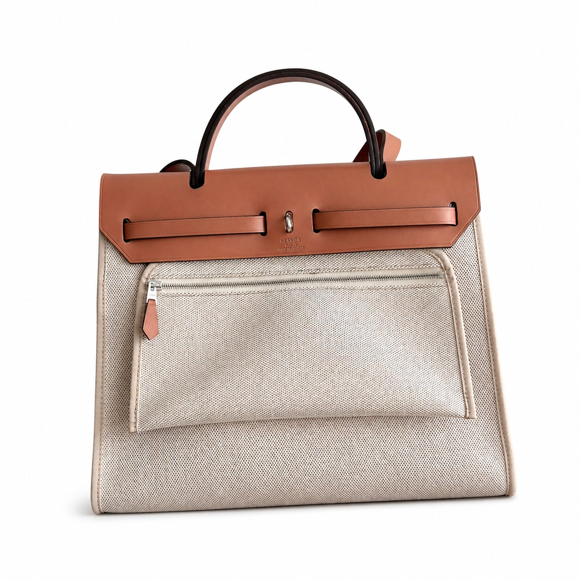 Hermers' popular herbag 31cm is designed to be inspired by saddle bags. The body of the bag is made of canvas, and the outer seams, shoulder straps and handbags are made of leather. The appearance is