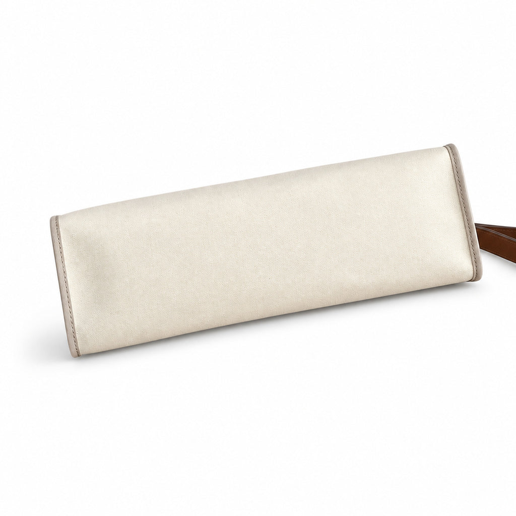 Hermers' popular herbag 31cm is designed to be inspired by saddle bags. The body of the bag is made of canvas, and the outer seams, shoulder straps and handbags are made of leather. The appearance is