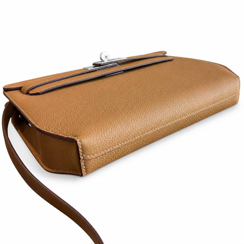 Kelly Depeches 25 clutch, Togo leather (with additional shoulder strap), can be worn cross-body, can be carried by hand or on the wrist, daily needs, seamless switch between business/leisure - central