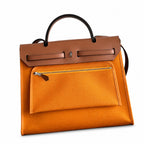 Hermers' popular herbag 31cm is designed to be inspired by saddle bags. The body of the bag is made of canvas, and the outer seams, shoulder straps and handbags are made of leather. The appearance is