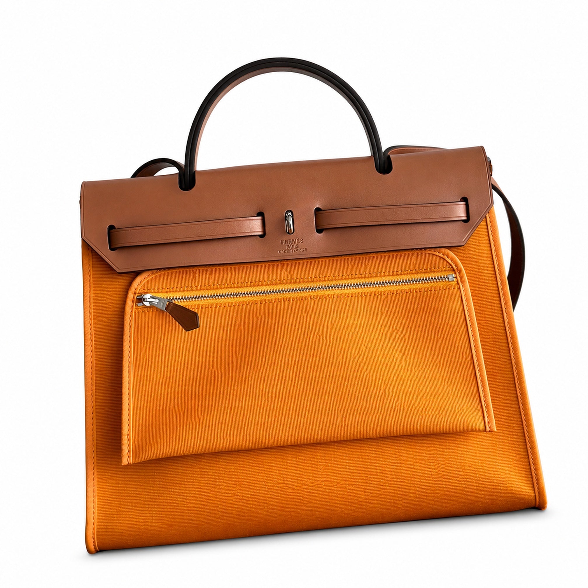 Hermers' popular herbag 31cm is designed to be inspired by saddle bags. The body of the bag is made of canvas, and the outer seams, shoulder straps and handbags are made of leather. The appearance is