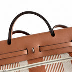 Hermers' popular herbag 31cm is designed to be inspired by saddle bags. The body of the bag is made of canvas, and the inseam, shoulder straps and handle are made of leather. The appearance is very si