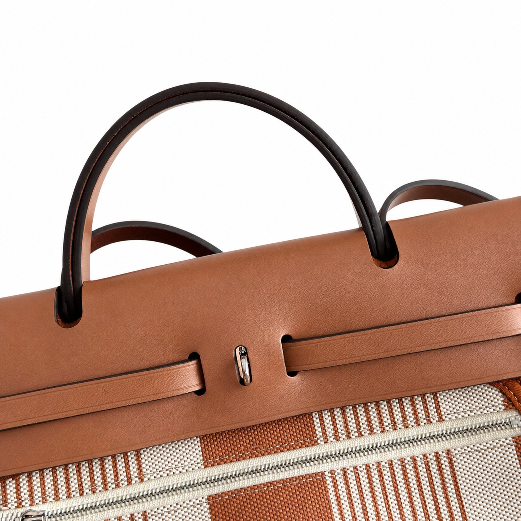 Hermers' popular herbag 31cm is designed to be inspired by saddle bags. The body of the bag is made of canvas, and the inseam, shoulder straps and handle are made of leather. The appearance is very si