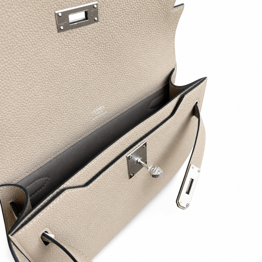 Kelly Depeches 25 clutch, Togo leather (with additional shoulder strap), can be worn cross-body, can be carried by hand or on the wrist, daily needs, seamless switch between business/leisure - central