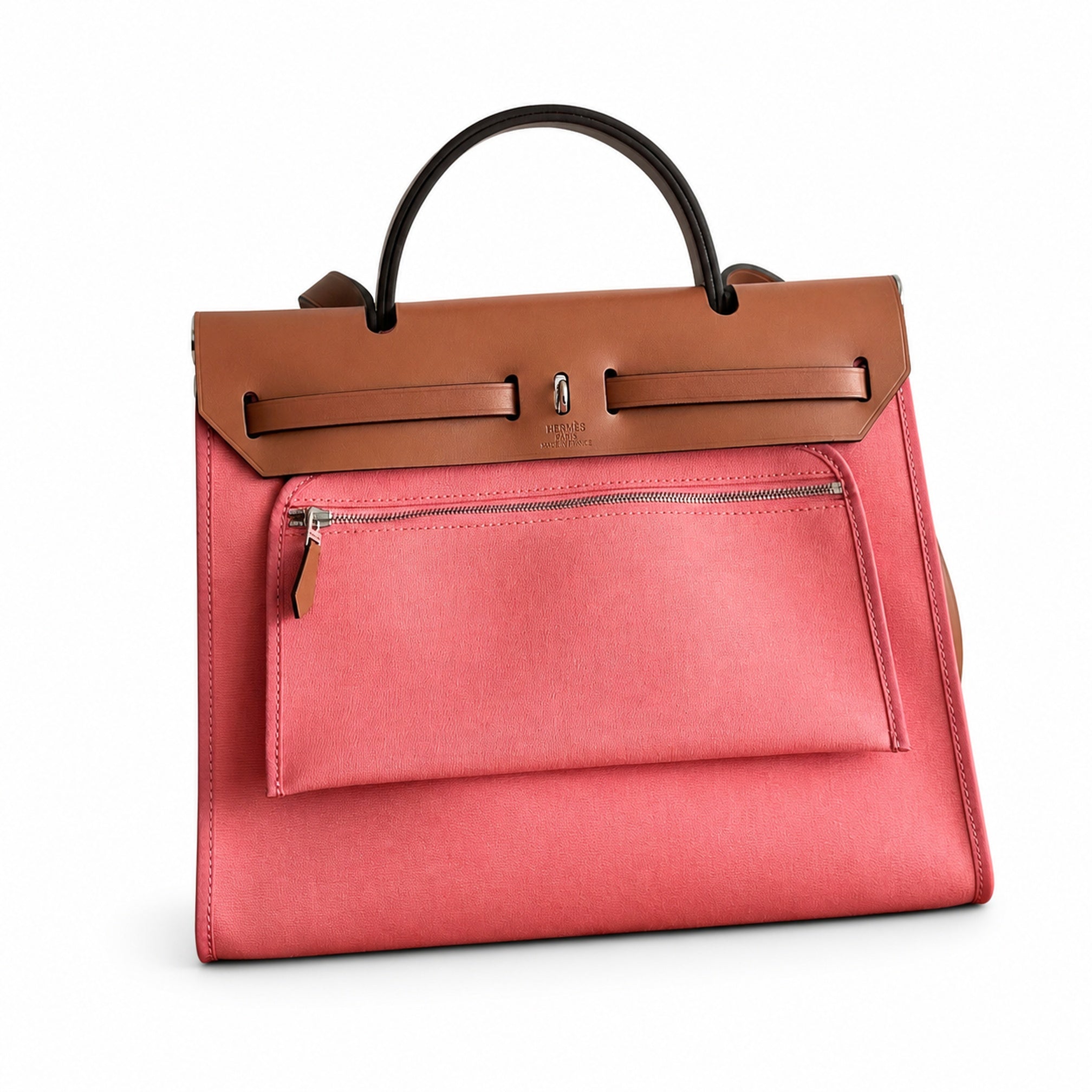 Hermers' popular herbag 31cm is designed to be inspired by saddle bags. The body of the bag is made of canvas, and the outer seams, shoulder straps and handbags are made of leather. The appearance is