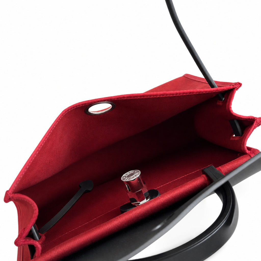 Hermers' popular herbag 31cm is designed to be inspired by saddle bags. The body of the bag is made of canvas, and the outer seams, shoulder straps and handbags are made of leather. The appearance is