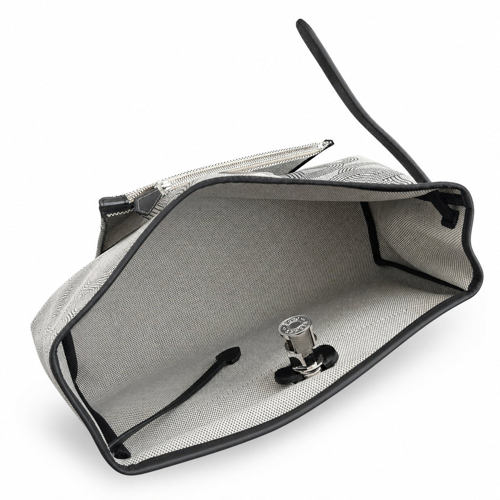 Hermers' popular herbag 31cm is designed to be inspired by saddle bags. The body of the bag is made of canvas, and the inseam, shoulder straps and handle are made of leather. The appearance is very si