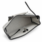 Hermers' popular herbag 31cm is designed to be inspired by saddle bags. The body of the bag is made of canvas, and the inseam, shoulder straps and handle are made of leather. The appearance is very si
