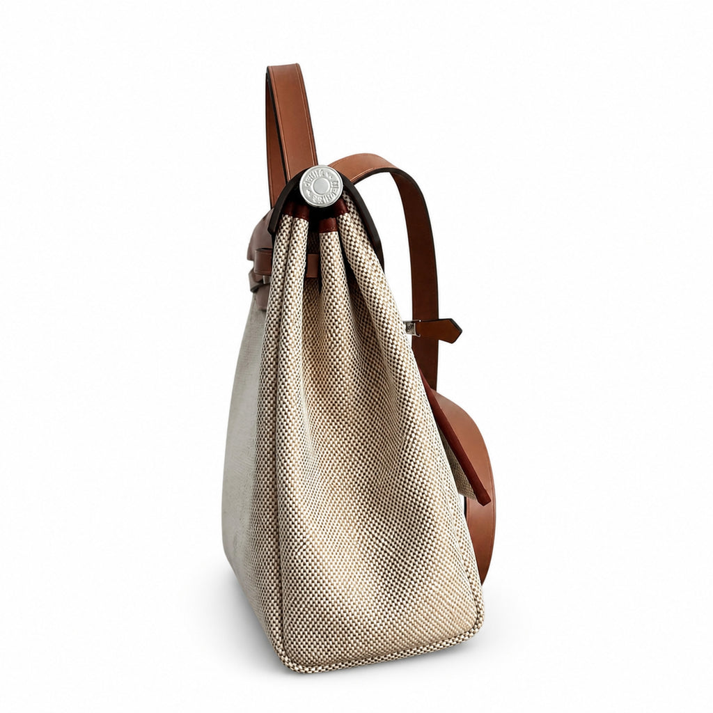 Hermers' popular herbag 31cm is designed to be inspired by saddle bags. The body of the bag is made of canvas, and the inseam, shoulder straps and handle are made of leather. The appearance is very si