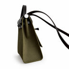 Hermers' popular herbag 31cm is designed to be inspired by saddle bags. The body of the bag is made of canvas, and the outer seams, shoulder straps and handbags are made of leather. The appearance is