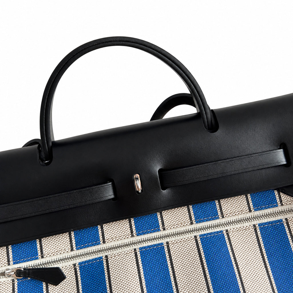 Hermers' popular herbag 31cm is designed to be inspired by saddle bags. The body of the bag is made of canvas, and the inseam, shoulder straps and handle are made of leather. The appearance is very si
