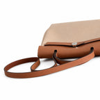 Hermers' popular herbag 31cm is designed to be inspired by saddle bags. The body of the bag is made of canvas, and the inseam, shoulder straps and handle are made of leather. The appearance is very si