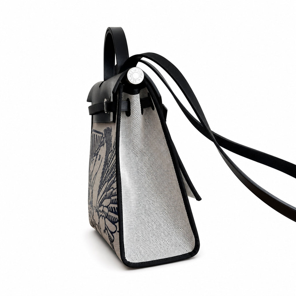 Hermers' popular herbag 31cm is designed to be inspired by saddle bags. The body of the bag is made of canvas, and the outer seams, shoulder straps and handbags are made of leather. The appearance is