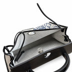Hermers' popular herbag 31cm is designed to be inspired by saddle bags. The body of the bag is made of canvas, and the outer seams, shoulder straps and handbags are made of leather. The appearance is
