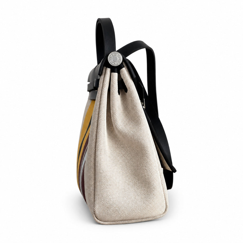 Hermers' popular herbag 31cm is designed to be inspired by saddle bags. The body of the bag is made of canvas, and the inseam, shoulder straps and handle are made of leather. The appearance is very si