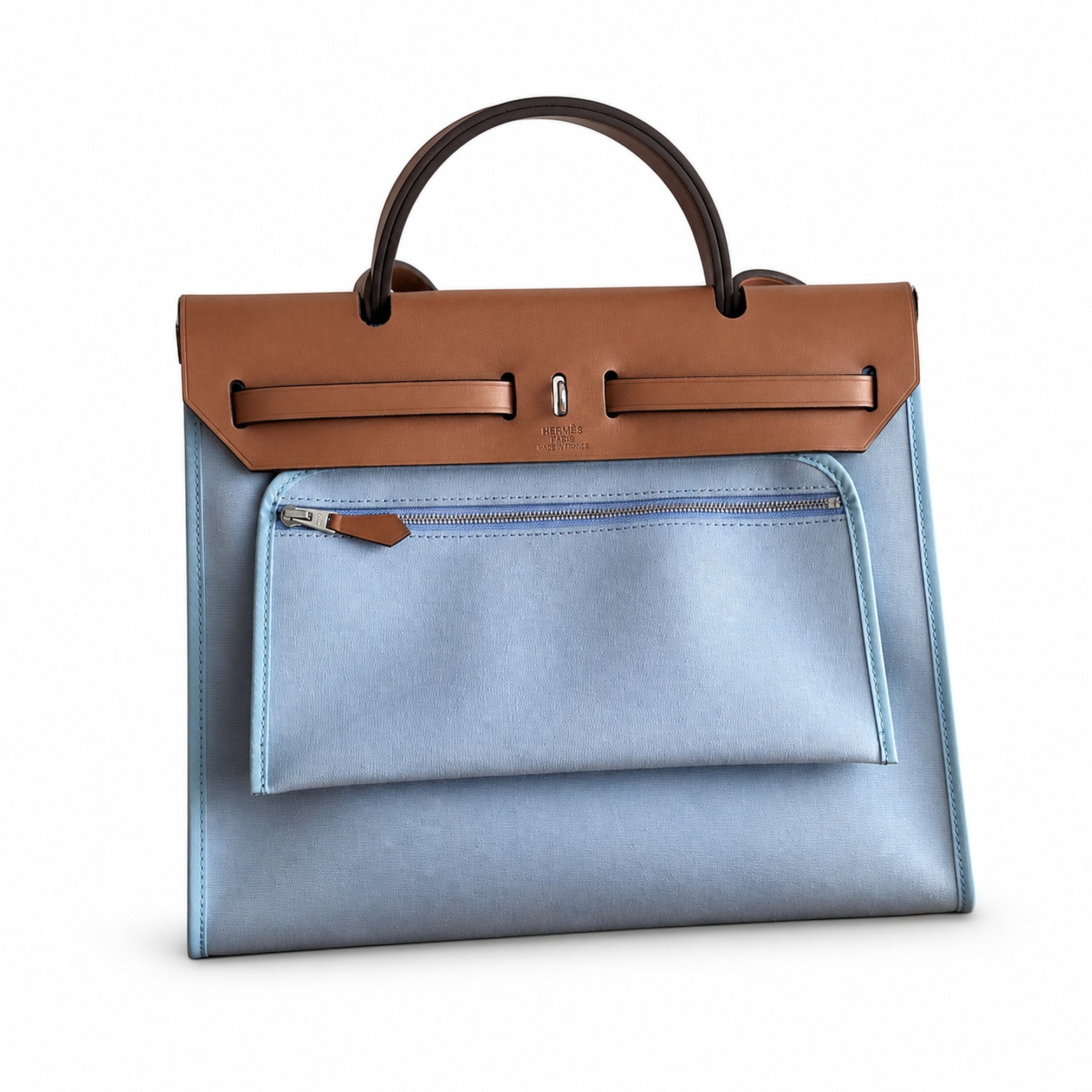 Hermers' popular herbag 31cm is designed to be inspired by saddle bags. The body of the bag is made of canvas, and the outer seams, shoulder straps and handbags are made of leather. The appearance is