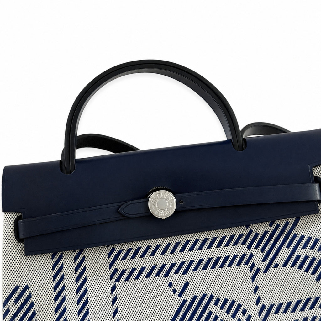 Hermers' popular herbag 31cm is designed to be inspired by saddle bags. The body of the bag is made of canvas, and the inseam, shoulder straps and handle are made of leather. The appearance is very si