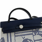 Hermers' popular herbag 31cm is designed to be inspired by saddle bags. The body of the bag is made of canvas, and the inseam, shoulder straps and handle are made of leather. The appearance is very si