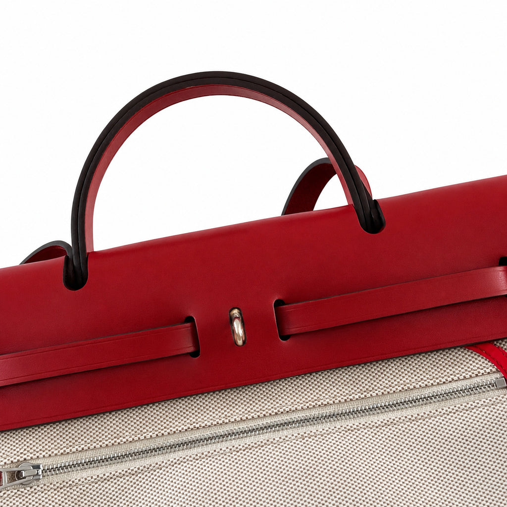 Hermers' popular herbag 31cm is designed to be inspired by saddle bags. The body of the bag is made of canvas, and the inseam, shoulder straps and handle are made of leather. The appearance is very si