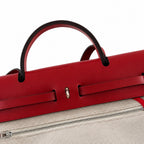 Hermers' popular herbag 31cm is designed to be inspired by saddle bags. The body of the bag is made of canvas, and the inseam, shoulder straps and handle are made of leather. The appearance is very si