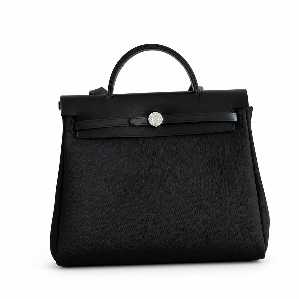 Hermers' popular herbag 31cm is designed to be inspired by saddle bags. The body of the bag is made of canvas, and the inseam, shoulder straps and handle are made of leather. The appearance is very si