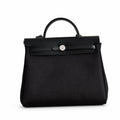 Hermers' popular herbag 31cm is designed to be inspired by saddle bags. The body of the bag is made of canvas, and the inseam, shoulder straps and handle are made of leather. The appearance is very si