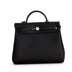 Hermers' popular herbag 31cm is designed to be inspired by saddle bags. The body of the bag is made of canvas, and the inseam, shoulder straps and handle are made of leather. The appearance is very si
