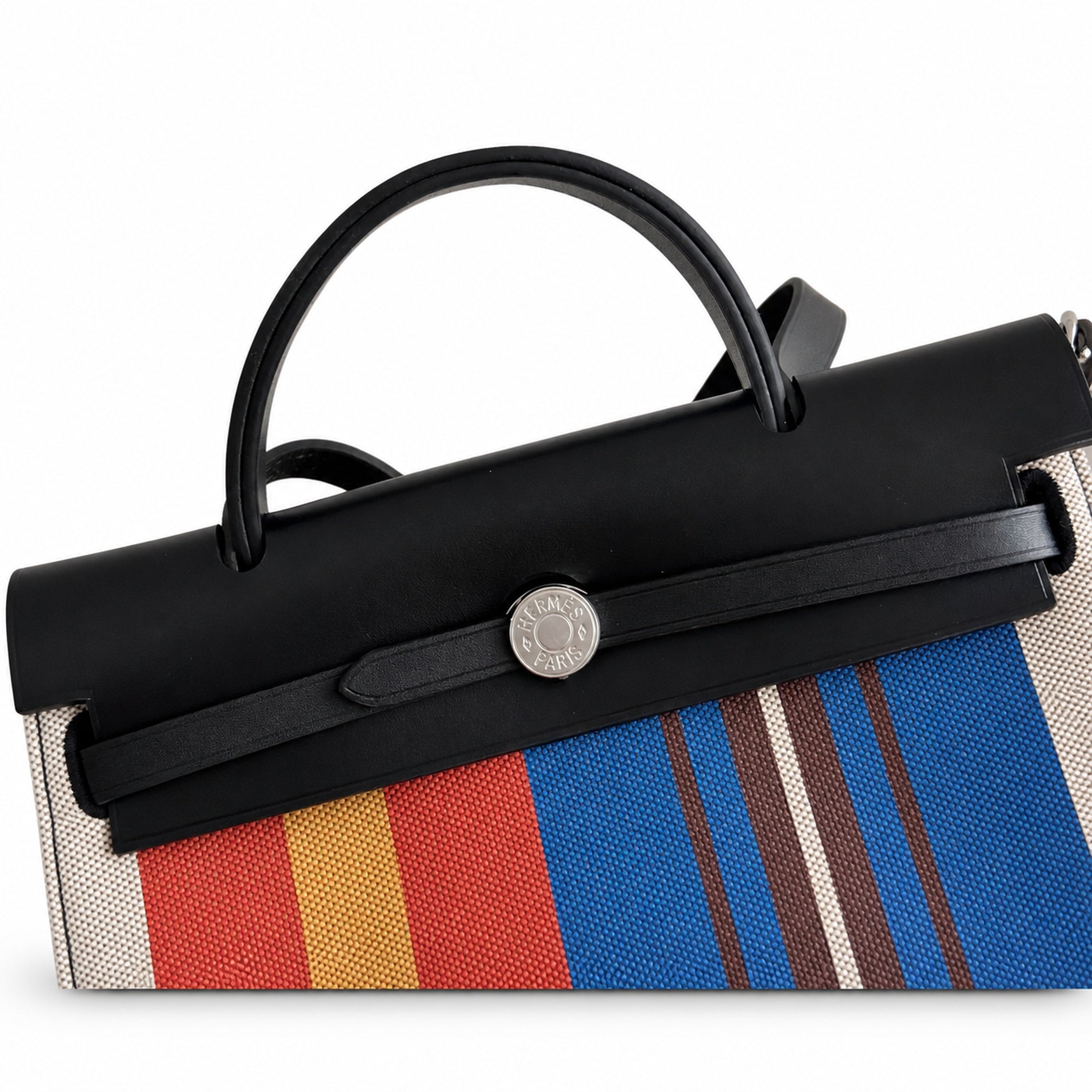 Hermers' popular herbag 31cm is designed to be inspired by saddle bags. The body of the bag is made of canvas, and the inseam, shoulder straps and handle are made of leather. The appearance is very si
