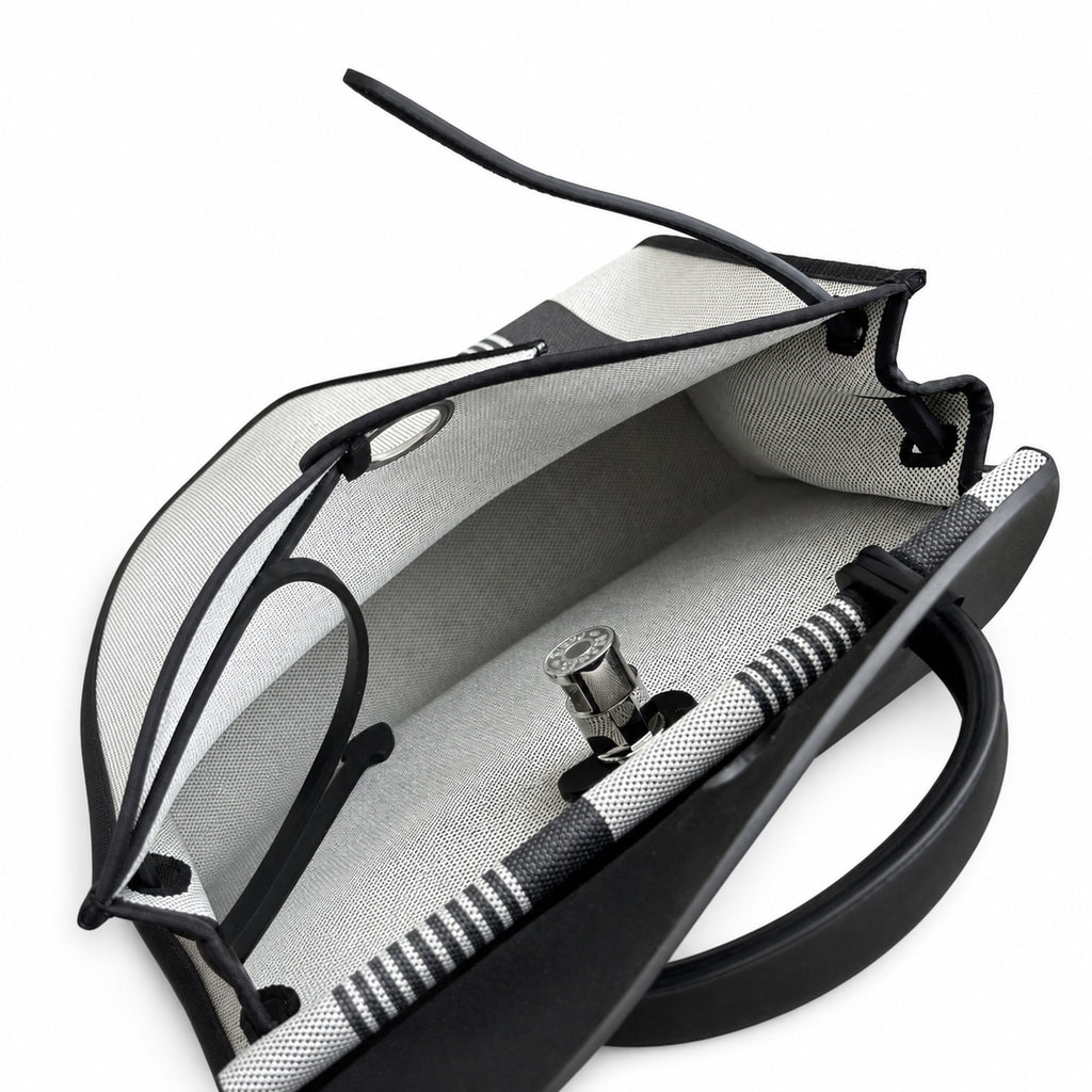 Hermers' popular herbag 31cm is designed to be inspired by saddle bags. The body of the bag is made of canvas, and the outer seams, shoulder straps and handbags are made of leather. The appearance is