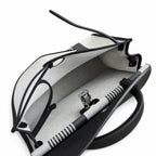Hermers' popular herbag 31cm is designed to be inspired by saddle bags. The body of the bag is made of canvas, and the outer seams, shoulder straps and handbags are made of leather. The appearance is