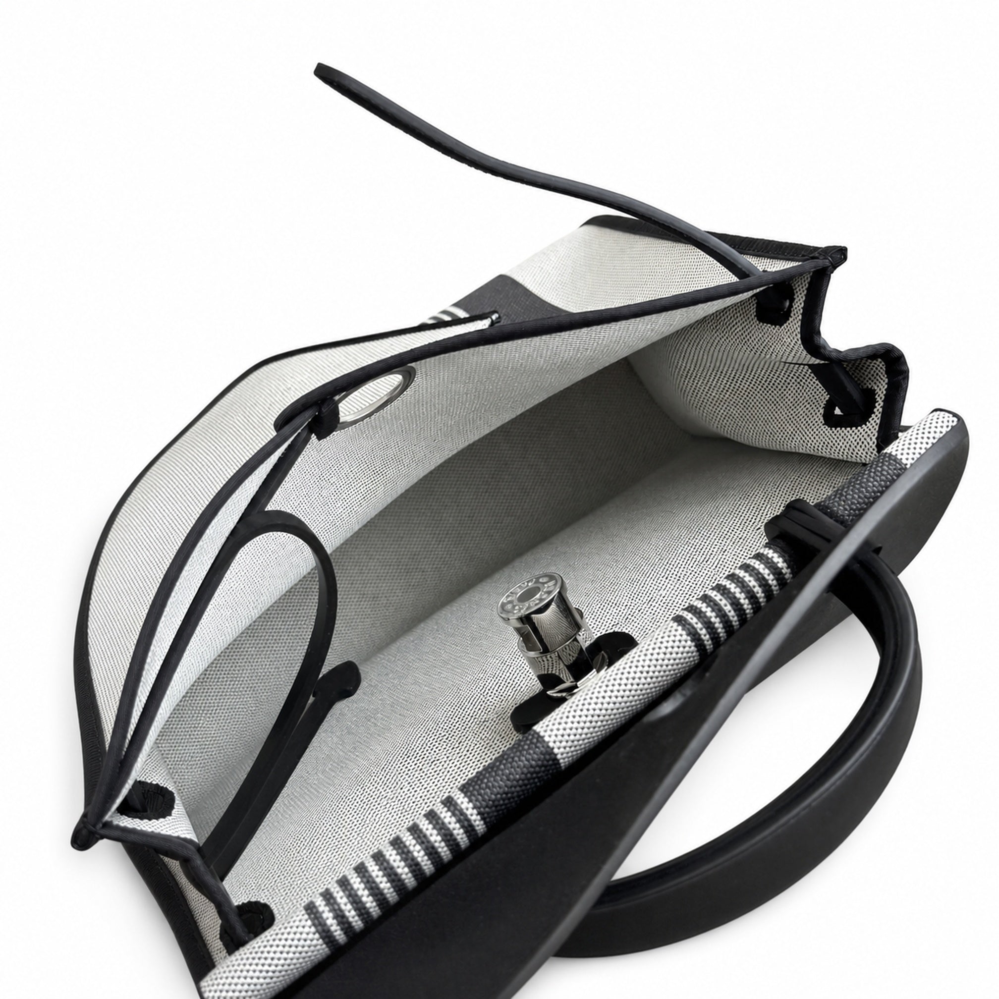 Hermers' popular herbag 31cm is designed to be inspired by saddle bags. The body of the bag is made of canvas, and the outer seams, shoulder straps and handbags are made of leather. The appearance is