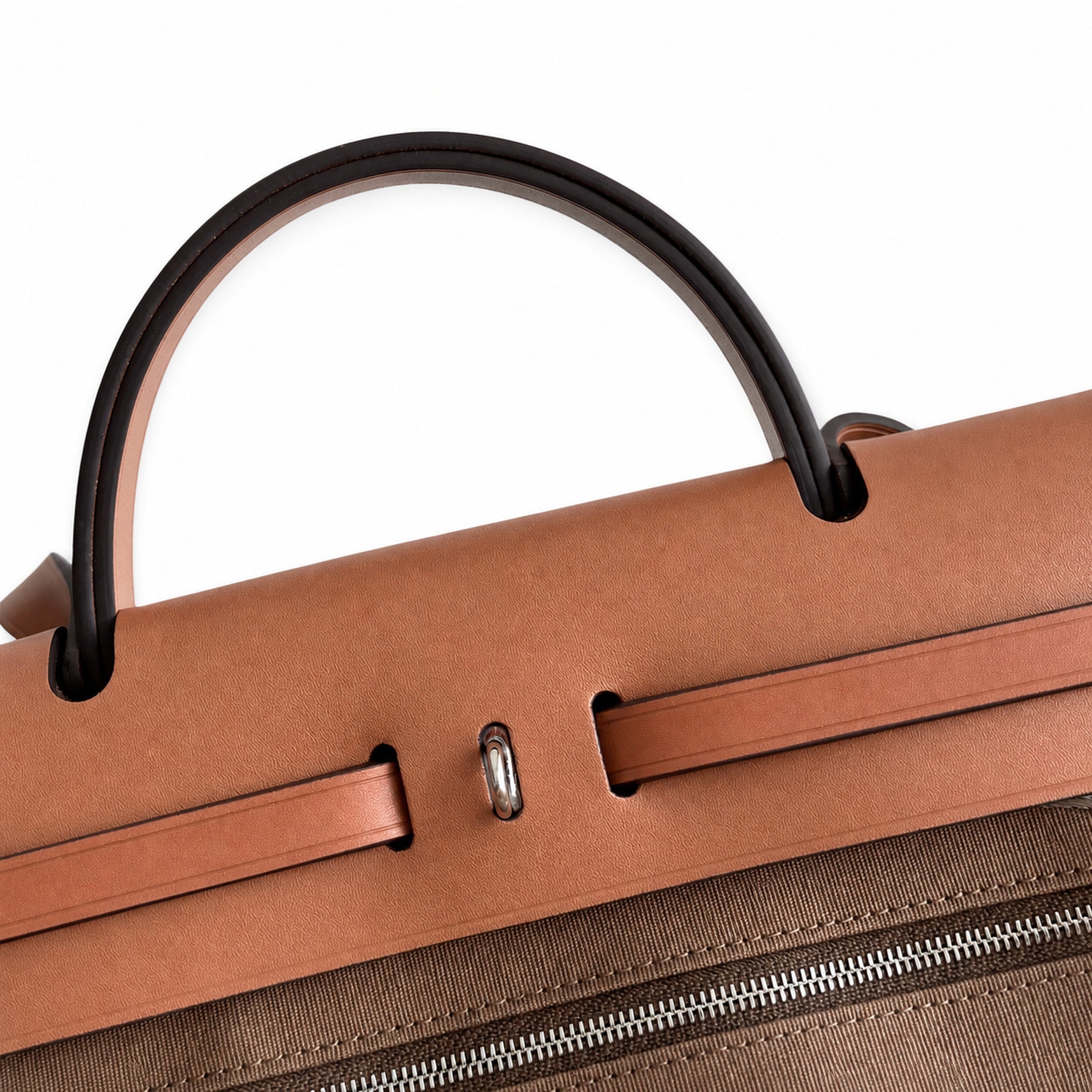 Hermers' popular herbag 31cm is designed to be inspired by saddle bags. The body of the bag is made of canvas, and the outer seams, shoulder straps and handbags are made of leather. The appearance is