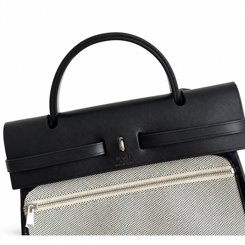Hermers' popular herbag 31cm is designed to be inspired by saddle bags. The body of the bag is made of canvas and has outer seams. The shoulder straps and handbags are made of leather and look similar