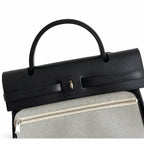 Hermers' popular herbag 31cm is designed to be inspired by saddle bags. The body of the bag is made of canvas and has outer seams. The shoulder straps and handbags are made of leather and look similar