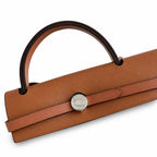 Hermers' popular herbag 31cm is designed to be inspired by saddle bags. The body of the bag is made of canvas, and the inseam, shoulder straps and handle are made of leather. The appearance is very si