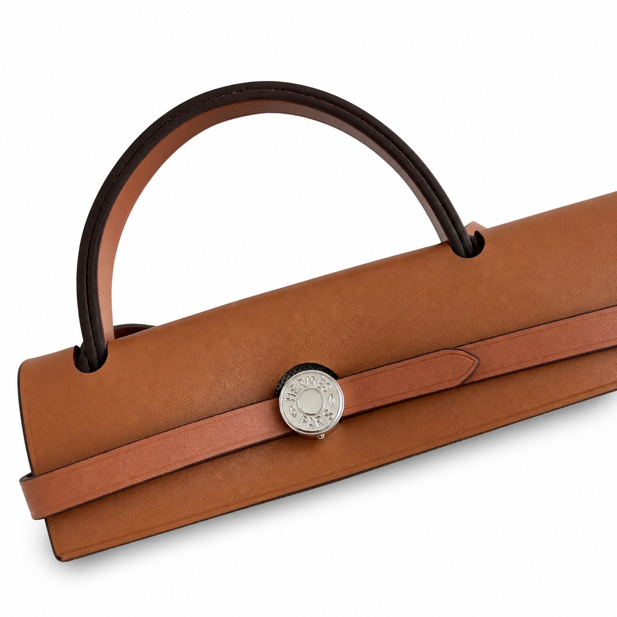 Hermers' popular herbag 31cm is designed to be inspired by saddle bags. The body of the bag is made of canvas, and the inseam, shoulder straps and handle are made of leather. The appearance is very si