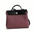 Hermers' popular herbag 31cm is designed to be inspired by saddle bags. The body of the bag is made of canvas, and the inseam, shoulder straps and handle are made of leather. The appearance is very si