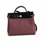 Hermers' popular herbag 31cm is designed to be inspired by saddle bags. The body of the bag is made of canvas, and the inseam, shoulder straps and handle are made of leather. The appearance is very si
